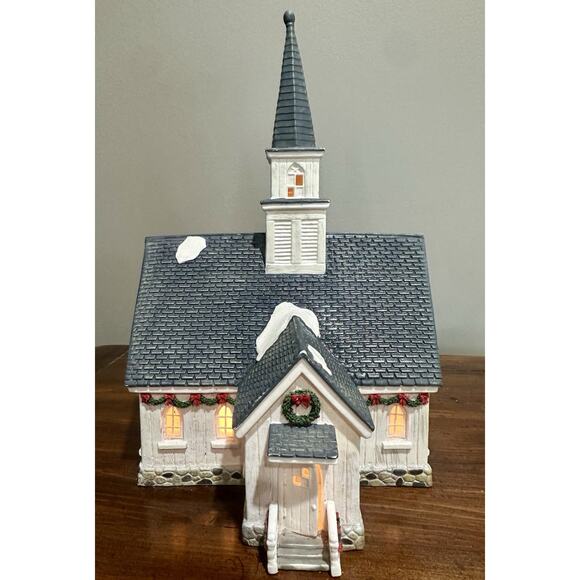 Santa’s Workbench Collection 2002 Country Church Lighted Christmas Village - Picture 1 of 12